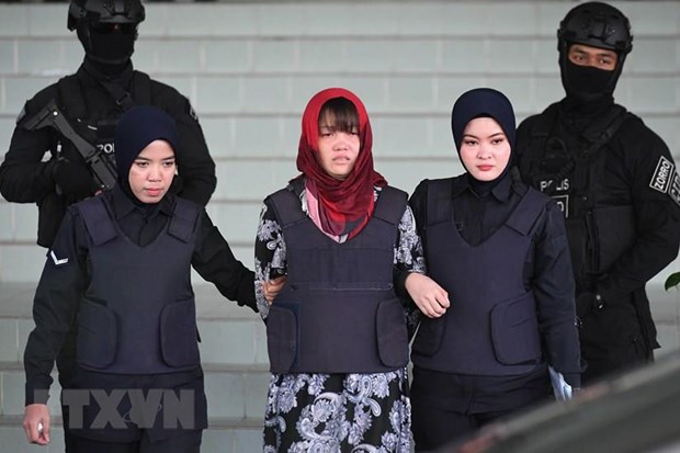 Cảnh sát áp giải Đoàn Thị Hương (giữa) rời Tòa Thượng thẩm Shah Alam ở ngoại ô Kuala Lumpur, Malaysia, ngày 14-3-2019. (Ảnh: AFP/ TTXVN)