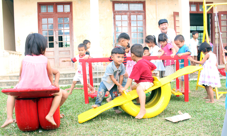 Trẻ em Vân Kiều bản Lâm Ninh hào hứng trước những trò chơi vừa được trao tặng