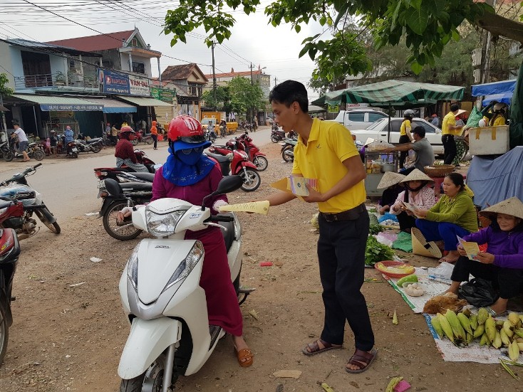 Các đoàn viên, thanh niên trực tiếp đi về các địa bàn để tuyên truyền cho người dân.