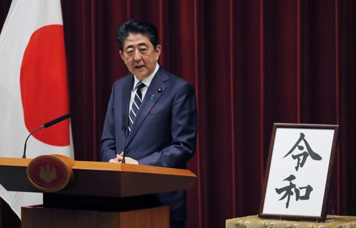 Thủ tướng Nhật Bản Shinzo Abe giải thích niên hiệu mới. (Nguồn: AP)