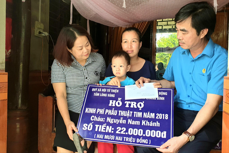 Lãnh đạo LĐLĐ tỉnh trao tiền hỗ trợ cho cháu Nguyễn Nam Khánh.