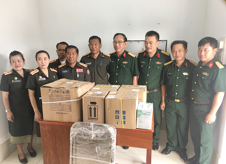 Bộ CHQS tỉnh Quảng Bình tặng các thiết bị y tế cho Bộ CHQS tỉnh Khăm Muộn.