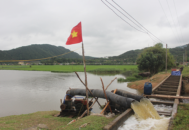 Hệ thống trạm bơm của xã Bắc Trạch (huyện Bố Trạch) được huy động tối đa để gom nước từ các nguồn tự nhiên.