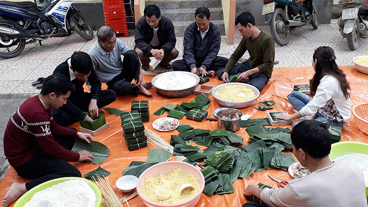 Đoàn viên công đoàn Đài Truyền thanh-Truyền hình huyện Tuyên Hóa gói bánh chưng tặng người nghèo.