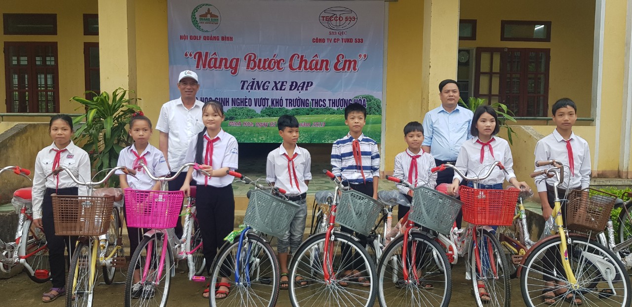 Các em học sinh ở Trường THCS Thượng Hóa được Hội Golf Quảng Bình tặng xe đạp.