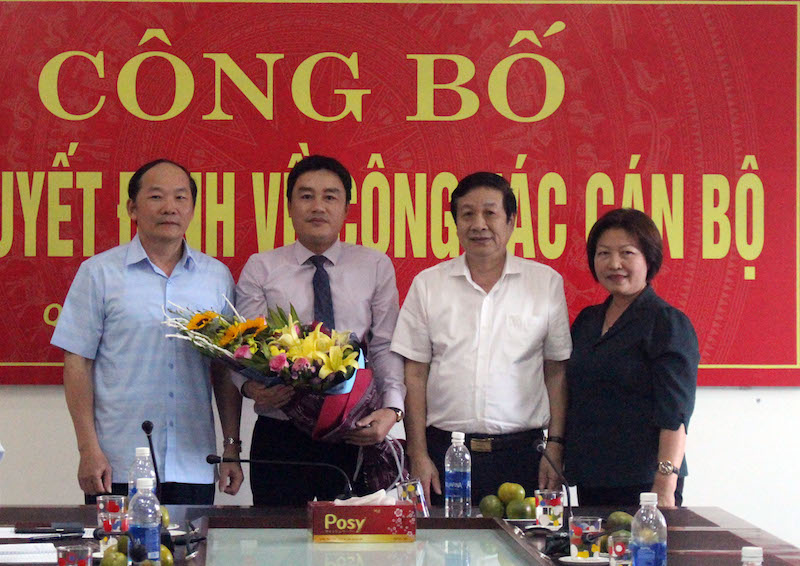 Các đồng chí lãnh đạo tỉnh chúc mừng đồng chí Đinh Hữu Thành, Tỉnh uỷ viên, Bí thư Huyện uỷ Bố Trạch