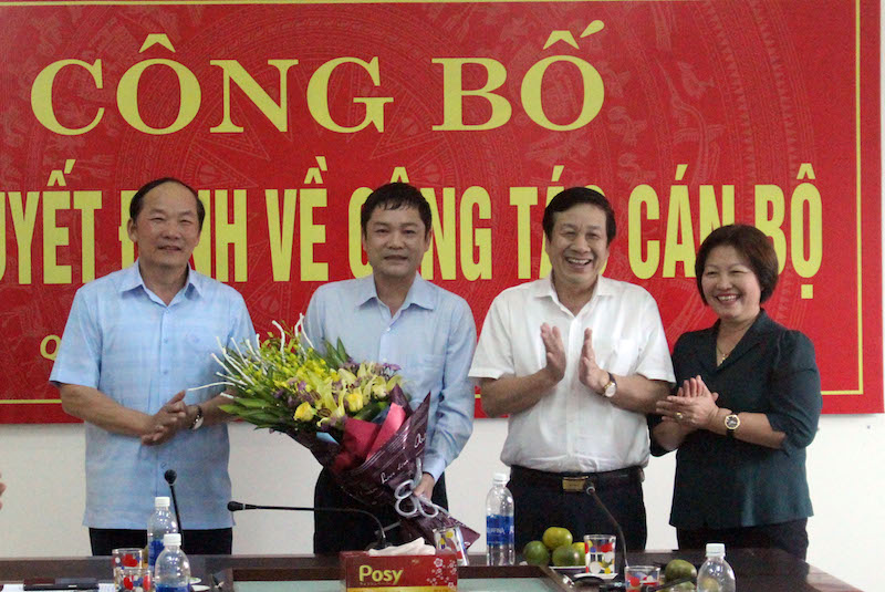 Các đồng chí lãnh đạo tỉnh chúc mừng đồng chí Phan Phong Phú, Phụ trách Sở Kế hoạch và Đầu tư