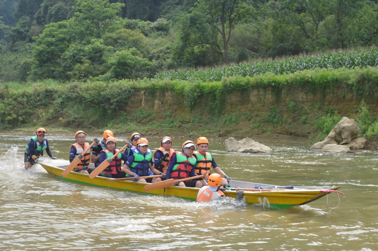 Một đội thi vượt sông Rào Nan trong chặng đua thuyền nhôm.