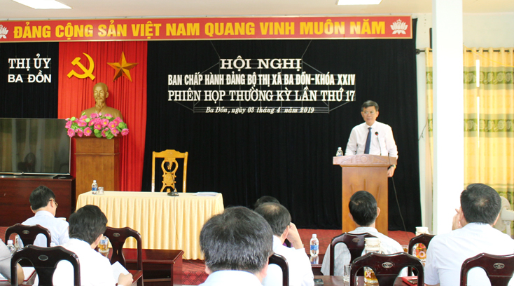 Đồng chí Trần Thắng, Bí thư Thị ủy Ba Đồn phát biểu kết luận hội nghị.