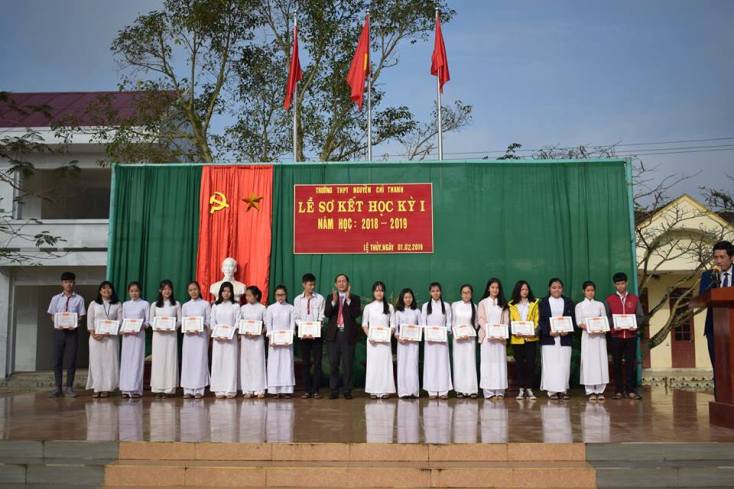 Trường THPT Nguyễn Chí Thanh trao thưởng cho học sinh đạt thành tích cao trong học tập