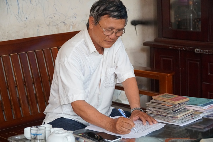 70 tuổi, ông Nguyễn Lương Ngọc vẫn say mê với việc viết kịch bản dân ca.