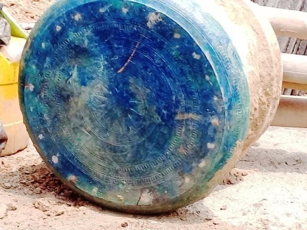 Mặt trống đồng được tìm thấy ở Lào Cai. (Nguồn: Báo Lào Cai)