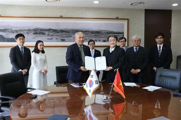 Lễ ký Biên bản ghi nhớ giữa Đại sứ quán Việt Nam tại Hàn Quốc và Trường Đại học Quốc gia Incheon. (Ảnh: Mạnh Hùng/TTXVN)