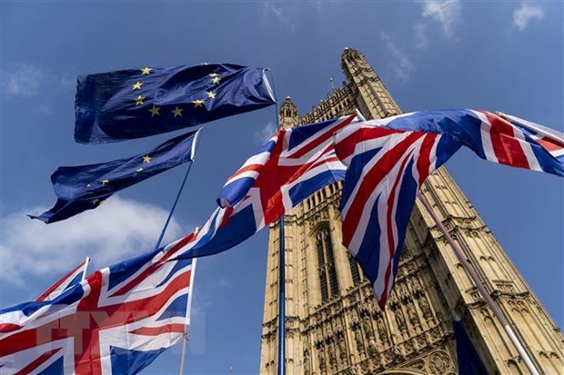 Cờ EU (phía trên) và cờ Anh (phía dưới) bên ngoài tòa nhà Quốc hội Anh ở thủ đô London ngày 28-3-2019. (Nguồn: AFP/ TTXVN)