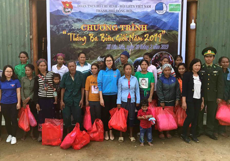 Thành đoàn Đồng Hới thực hiện chương trình “Tháng 3 biên giới” tại xã Dân Hóa (Minh Hóa).  