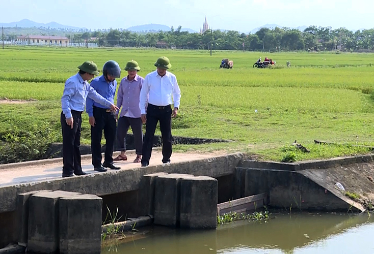 Lãnh đạo UBND huyện Quảng Trạch kiểm tra hệ thống cống đê trữ nước tại xã Quảng Phương.