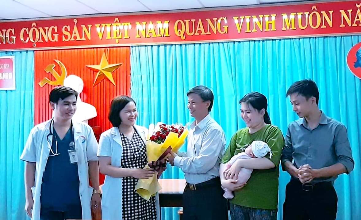 Các bác sỹ và gia đình trong ngày vui bé được xuất viện