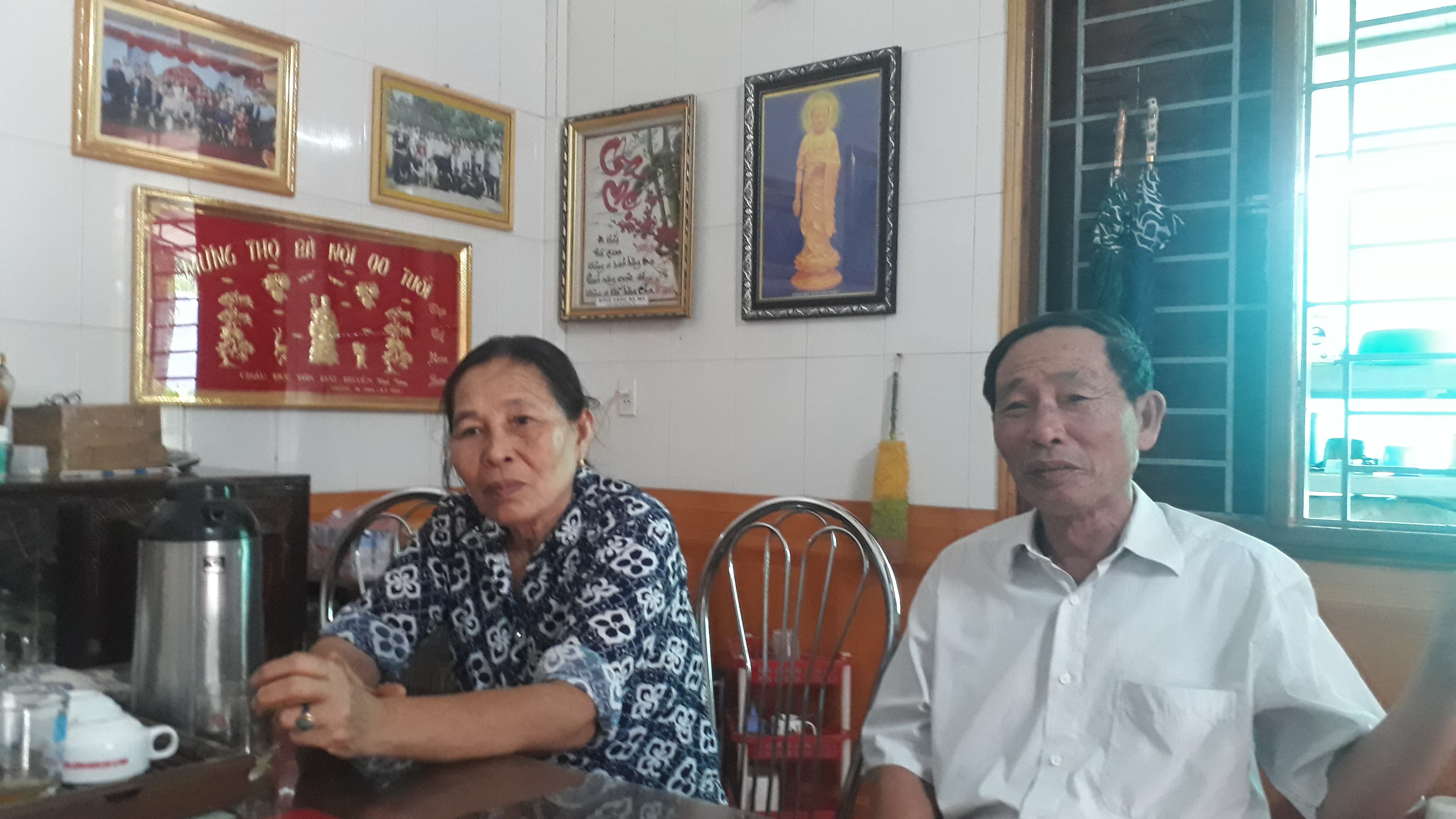  Ông Võ Minh Khiêu (bên phải) và bà Nguyễn Thị Tâm, cháu ruội Trung tướng Đồng Sỹ Nguyên chia sẻ về những tình cảm mà người dân Quảng Trung dành cho vị tướng huyền thoại của Trường Sơn.
