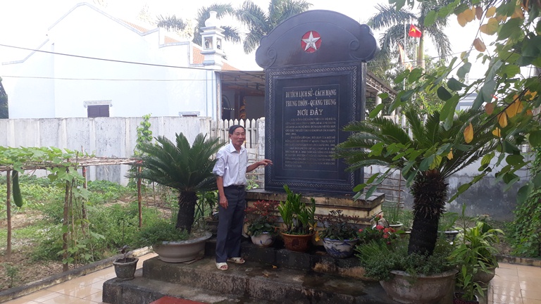 Tấm bia di tích lịch sử trong khuôn viên ngôi nhà thuở thiếu thời của Trung tướng Đồng Sỹ Nguyên, nơi sinh hoạt của chi bộ Đảng làng Trung Thôn giai đoạn cách mạng 1940 -1943.