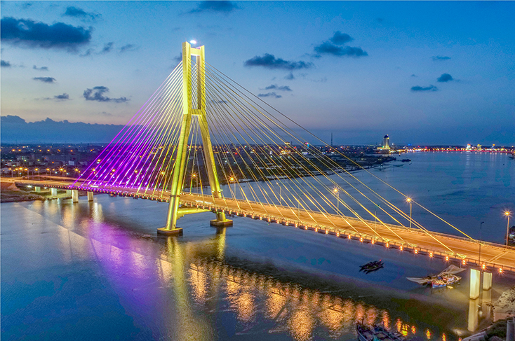 Cầu Nhật Lệ 2, công trình điểm nhấn, mở ra tương lai tươi sáng cho vùng cát ven biển Bảo Ninh (ảnh: Lê Đức Thành).