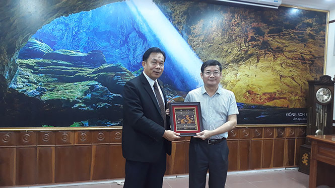 Đồng chí Bounmy Phimmasone, Phó Tỉnh trưởng tỉnh Khăm Muộn Lào tặng quà lưu niệm cho tỉnh Quảng Bình