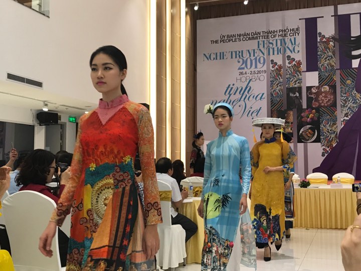 Dàn người đẹp trình diễn áo dài tại họp báo festival nghề truyền thống Huế lần 8