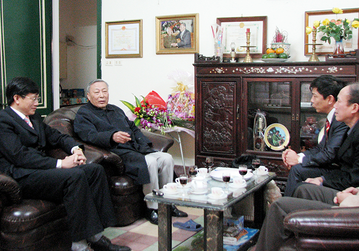 Các đồng chí lãnh đạo tỉnh Quảng Bình thăm, chúc tết Trung tướng Đồng Sỹ Nguyên tại nhà riêng (Tết Kỷ Sửu 2009) Ảnh: A.T