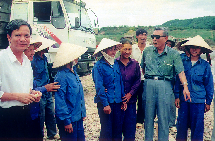 Đồng chí Đồng Sỹ Nguyên thăm công nhân thi công đường Hồ Chí Minh, đoạn qua đèo Đá Đẽo.