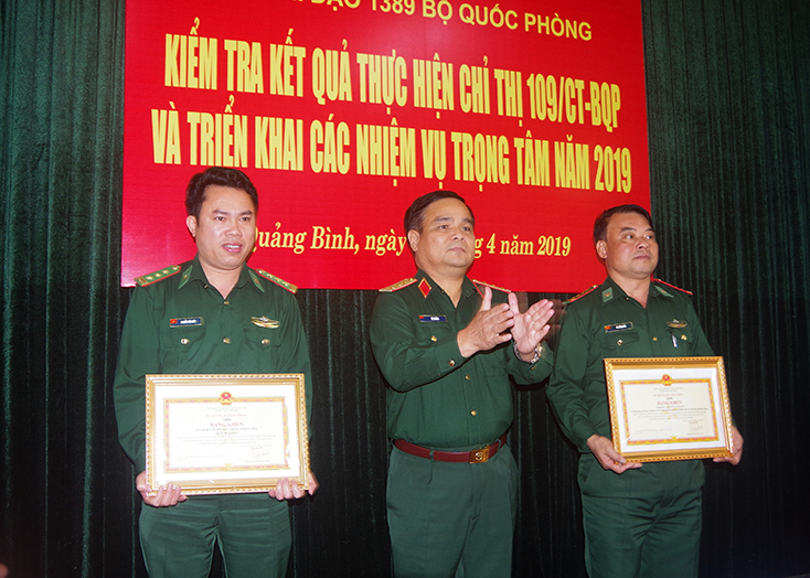 Thứ trưởng Bộ Quốc phòng, thượng tướng Lê Chiêm trao bằng khen của Bộ trưởng Bộ Quốc phòng cho tập thể, cá nhân có thành tích xuất sắc.