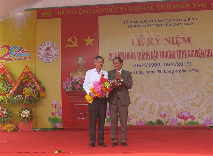 Lãnh đạo Trường THPT Nguyễn Chí Thanh tặng hoa, tri ân thế hệ lãnh đạo đi trước