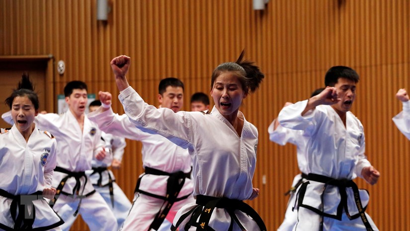   Đội Taekwondo của Triều Tiên biểu diễn tại Thế vận hội mùa đông PyeongChang ở Hàn Quốc ngày 12/2/2018. (Ảnh: AFP/TTXVN)