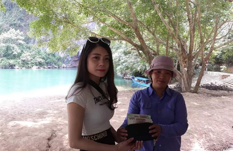 Chị Bùi Thị Xuân trao trả tài sản cho du khách Trần Mỹ Hạnh đến từ Thừa Thiên Huế.