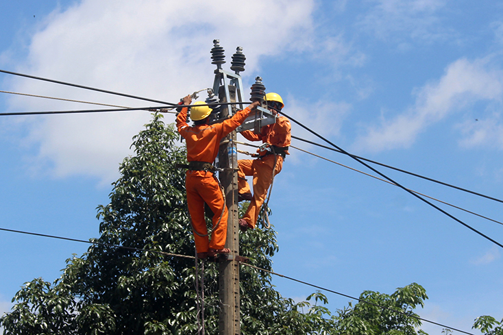 Công nhân PC Quảng Bình thi công thay sứ trên hệ thống lưới điện hạ áp.