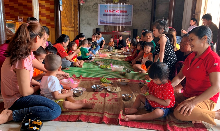 Các em nhỏ thôn Tiền Phong 2, xã Trung Hóa tham gia bữa ăn tập thể với nhiều món ăn chứa nhiều dinh dưỡng.