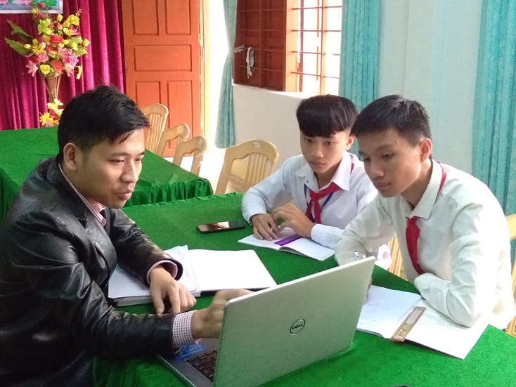 Thầy Cao Hùng Thọ cùng 2 học sinh Nguyễn Khắc Hiếu và Trương Quang Hiểu thảo luận để hoàn thiện dự án.