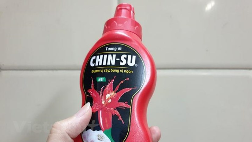  Một mẫu chai tương ớt Chinsu. (Ảnh: PV/Vietnam+)
