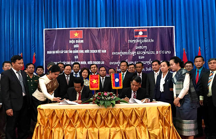 Đoàn đại biểu cấp cao 2 tỉnh Quảng Bình và Khăm Muộn ký kết biên bản hợp tác.