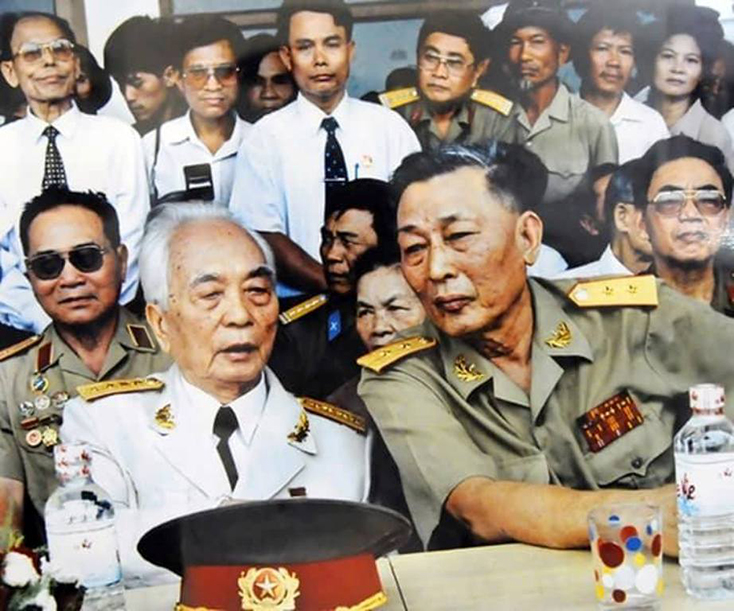Đại tướng Võ Nguyên Giáp và Trung tướng Đồng Sỹ Nguyên.