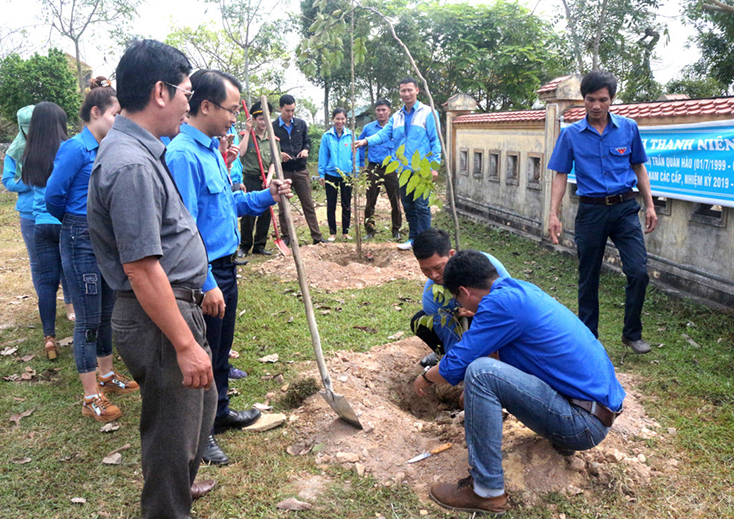 Đoàn viên thanh niên huyện Quảng Ninh trồng cây xanh tại di tích lịch sử bến phà Quán Hàu.