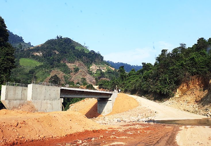 Hệ thống cầu đường được đầu tư phục vụ nhu cầu đi lại của người dân ở xã Trọng Hóa, huyện Minh Hóa.