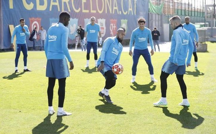   Các cầu thủ Barcelona luyện tập.