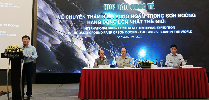 Đồng chí Trần Tiến Dũng, Phó Chủ tịch UBND tỉnh phát biểu tại buổi họp báo.