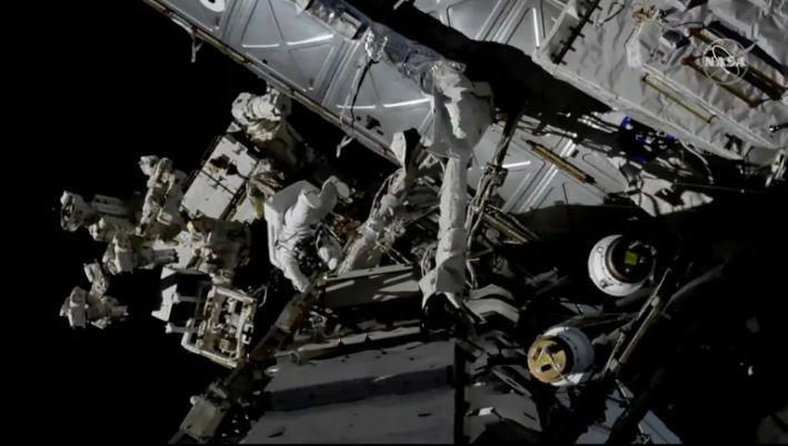  Nhà du hành David Saint-Jacques thực hiện chuyến đi bộ ngoài không gian hôm 8-4. (Nguồn: NASA)