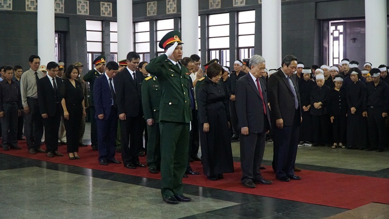 Đoàn đại biểu tỉnh Quảng Bình tưởng niệm đồng chí Trung tướng Đồng Sỹ Nguyên tại tang lễ.