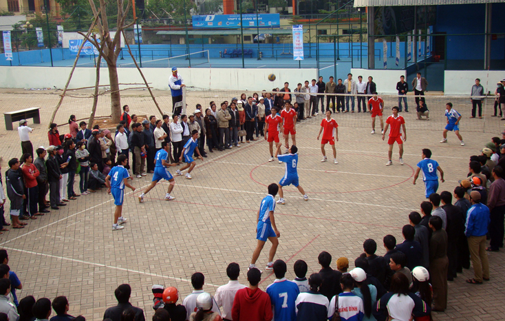 Các giải bóng chuyền luôn thu hút đông đảo người dân đến cổ vũ.