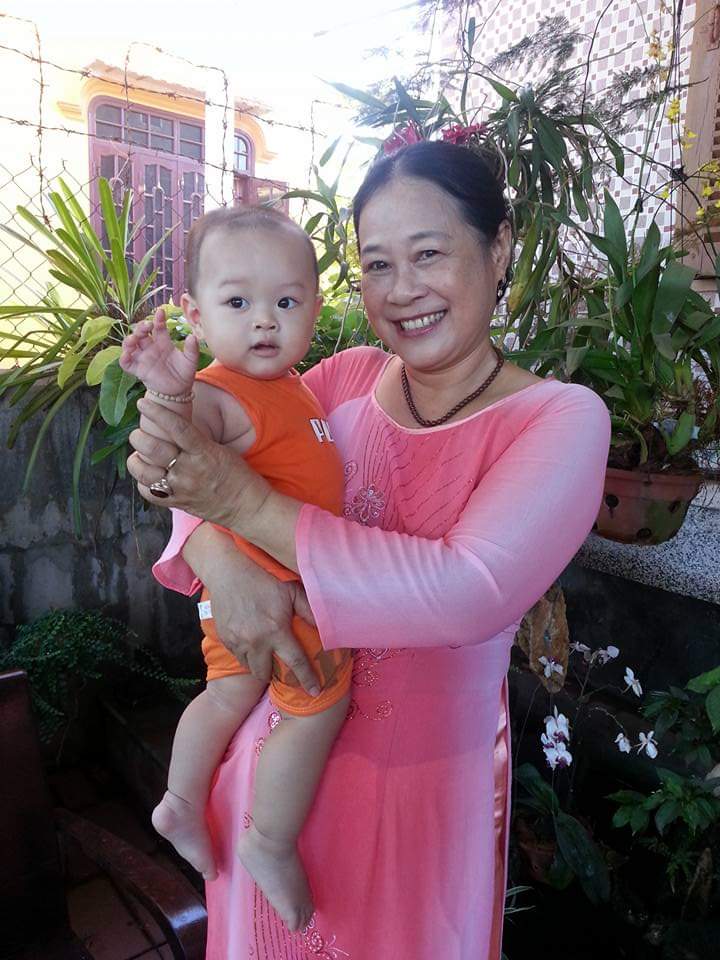 Bà Trần Thị Mai Phúc và cháu trai.