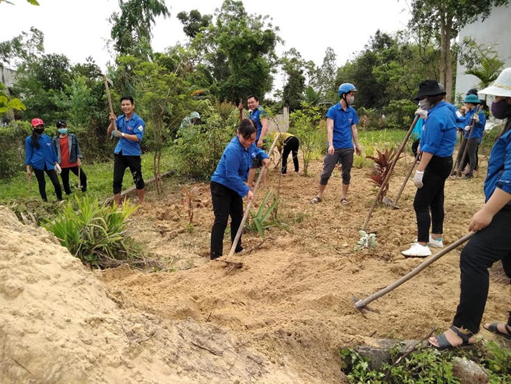 Tuổi trẻ huyện Quảng Ninh ra quân làm vệ sinh môi trường, xây dựng NTM