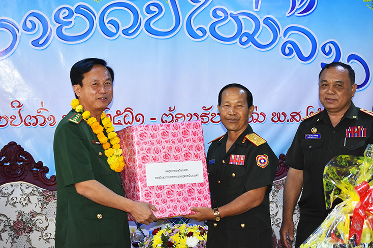 Thượng tá Đinh Xuân Hùng, Phó Chính ủy BĐBP Quảng Bình tặng quà cho Bộ CHQS tỉnh Savannakhet (Lào) nhân dịp Tết Bunpimay.