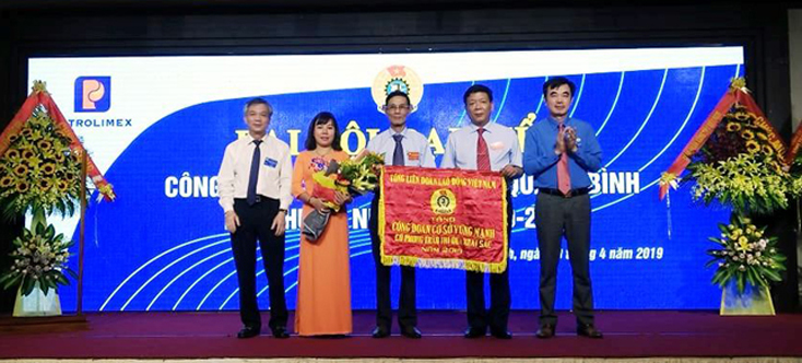 Đại diện Liên đoàn Lao động tỉnh trao cờ thi đua cho Công đoàn Công ty Xăng dầu Quảng Bình