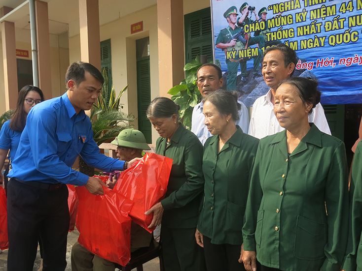 Đoàn Khối các cơ quan tỉnh tặng quà cho các các cựu thanh niên xung phong và gia đình chính sách xã Quảng Phú.